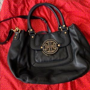Tory Burch Amanda leather hobo bag in Black